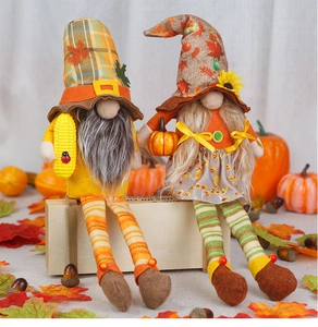 Détail de gnomes d'automne avec tournesol et maïs sur une boîte en bois et citrouilles