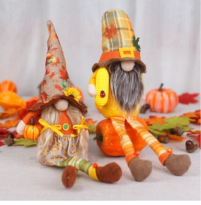Détails des gnomes d'automne faits main avec chapeaux à feuilles d'érable et citrouilles