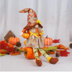 Vue détaillée d'un gnome en peluche tenant une citrouille pour la décoration de Thanksgiving