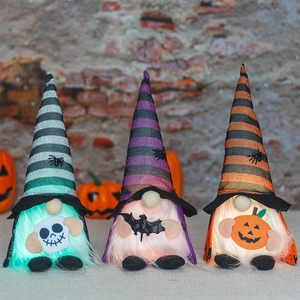 Κοντινό πλάνο με τρεις φωτιζόμενους νάνους Halloween με καπέλα αράχνης και εορταστικά φώτα LED