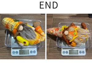 Détail de gnomes de Thanksgiving en peluche pesés sur une balance numérique