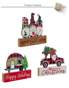Detailansicht von drei festlichen Weihnachtszwergen und Vintage-Urlaubs-LKWs aus Holz
