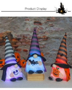 Τρεις φωτιζόμενοι νάνοι Halloween με LED γένια και καπέλα κολοκύθας σε φόντο με τούβλα