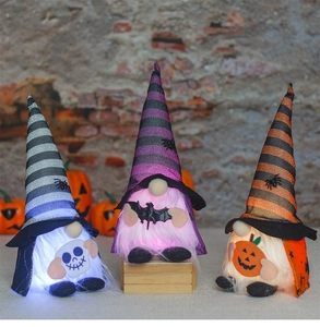 Λεπτομέρεια από τρία φωτιζόμενα στοιχεία Halloween με αράχνες, νυχτερίδες και κολοκύθες