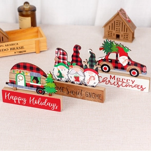 Detailansicht von Weihnachts-Wichteln aus Holz und Karo-Camper als Tischdekoration
