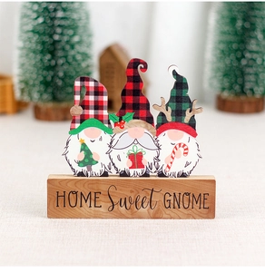 Details der Weihnachts-Holzgnome mit Karomustern und HOME Sweet GNOME Schriftzug