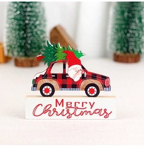 Detailansicht der hölzernen Weihnachts-Wichteldeko mit rot-schwarzem Auto und Baum