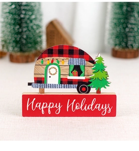 Detail der hölzernen Weihnachts-Camping-Deko mit rotem Karodach und Feiertagsgruß