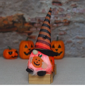 Λεπτομέρεια ενός φωτεινού νάνου Halloween με ριγέ καπέλο που κρατάει μια μικρή κολοκύθα