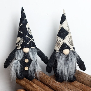 Coppia di gnomi di Halloween con cappelli a teschio per decorazioni festive