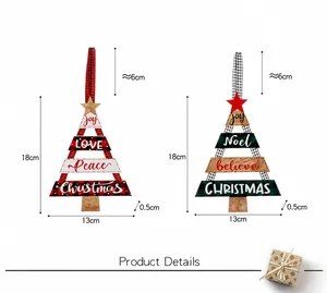 Detalle de adornos de madera para árboles de Navidad con cuadros rojos y verdes y texto festivo