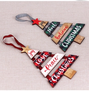 Details von Holz-Weihnachtsbaumanhängern mit rot-grünem Karomuster und festlichen Texten