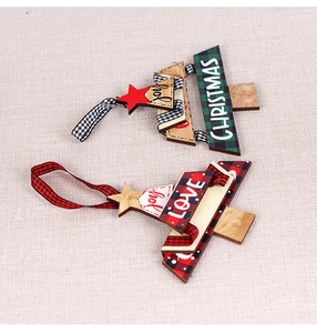 Details von Holz-Weihnachtsanhängern mit rot-grünen Karo-Bändern und Sternen-Motiven