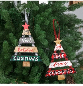 Detailansicht von Weihnachtsbaum-Anhängern aus Holz mit Karoband und festlichen Texten