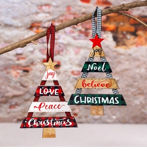 Nahaufnahme von hölzernen Weihnachtsbaumanhängern mit Karomuster im festlichen Außendesign