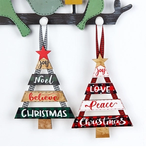 Detailansicht mehrlagiger Weihnachtsbaumanhänger aus Holz mit karierten Mustern und Text