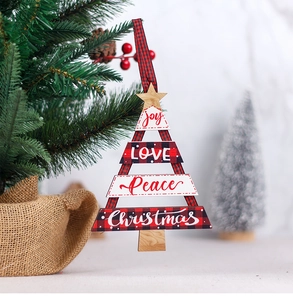 Makro-Detail eines Weihnachtsanhängers aus Holz mit rot-schwarzem Karomuster für Tannen