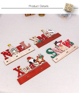 Dettaglio di quattro ornamenti natalizi in legno con scritte Noel e Xmas per il tavolo