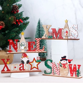 Dettaglio di targhe natalizie in legno con motivi dipinti a mano di pupazzo di neve e Babbo Natale