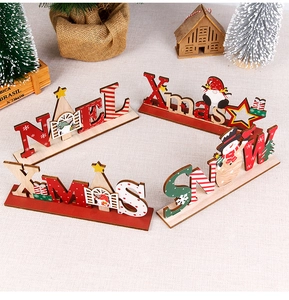 Dettaglio delle decorazioni natalizie in legno con scritte NOEL, Xmas e SNOW