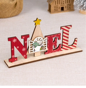 Dettaglio di scritte Noel in legno con gnomo e albero per decorazione natalizia