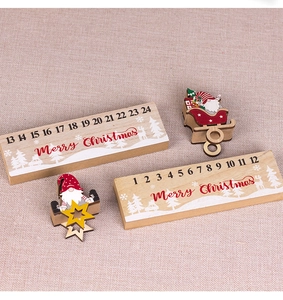 Dettaglio calendario dell'avvento in legno con figure di Babbo Natale e testo augurale
