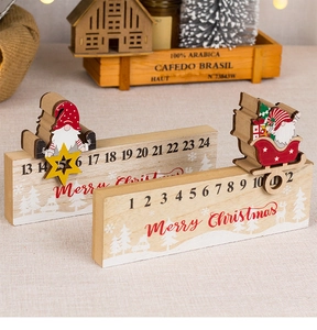 Dettaglio del calendario dell'avvento in legno con Babbo Natale e elfo scorrevoli
