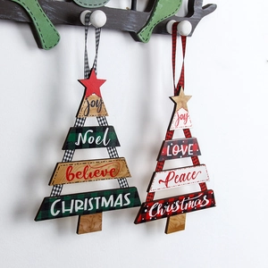 Kreative hölzerne Weihnachtsbaum Anhänger mit Karomuster und festlichem Joy Textdekor