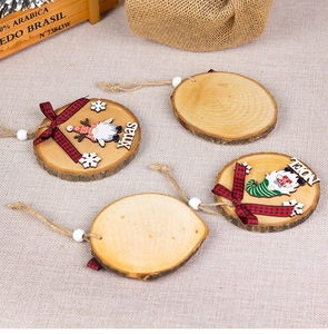 Dettaglio di ornamenti natalizi in legno con scritte Xmas, NOEL e figure di gnomi