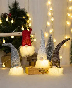 Dettagli di quattro gnomi di Natale luminosi con paillettes e luci LED calde e accoglienti