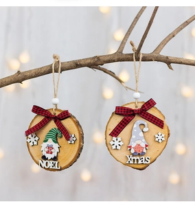 Gnomi natalizi in legno con scritte Noel su fette di legno appese all'albero