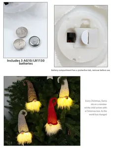 Dettaglio dello gnomo LED con vano batteria e luce calda sull'albero di Natale