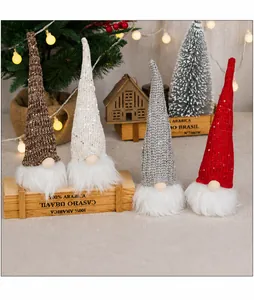 Quattro gnomi di Natale luminosi senza volto con cappelli di paillettes e luci a LED