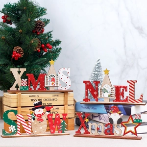 Set decorazioni natalizie in legno con scritte XMAS, NOEL e motivi di gnomi festivi