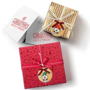 Addobbi natalizi in legno con gnomi e scatole regalo rosse su sfondo bianco pulito