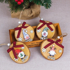 Set di 4 ornamenti gnomi di Natale in legno rustico con fiocchi scozzesi e scritta Xmas