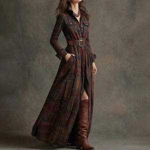 Détail d'une robe chemise à carreaux avec ceinture, col à revers et fente latérale haute