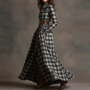 Détail d'une robe longue à carreaux avec col à revers et ceinture en cuir à la taille