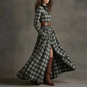 Détail de robe longue à carreaux avec ceinture en cuir marron et boucle métal