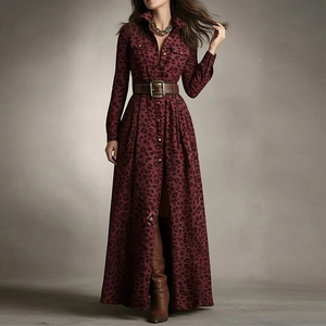 Détail d'une robe maxi imprimé léopard bordeaux avec ceinture en cuir marron et boutons