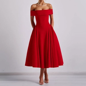 Elegante abito midi rosso con spalle scoperte, gonna a pieghe a trapezio e vita sfiancata