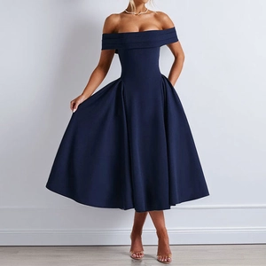 Elegante abito midi francese blu navy con spalle scoperte e linea ad A con vita stretta