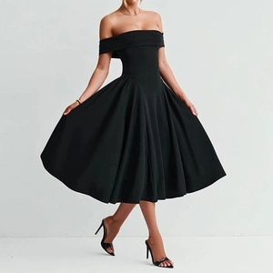 Elegante abito midi nero a spalle scoperte con vita stretta e gonna a ruota da donna
