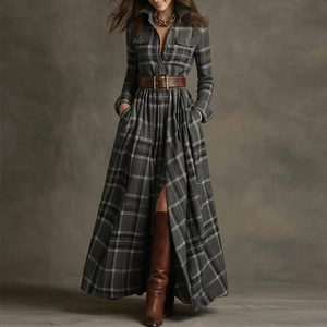 Détail d'une robe maxi vintage à carreaux gris avec col chemise et ceinture en cuir marron