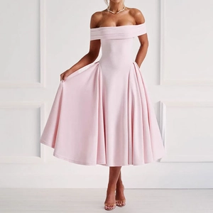 Elegante abito midi rosa chiaro con spalle scoperte, vita aderente e gonna a pieghe ampia