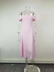 Dettaglio dell'abito rosa chiaro con spalle scoperte, vita sottile e gonna svasata a linea A