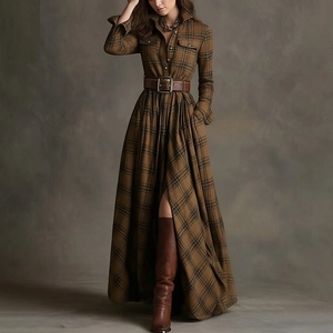 Détails d'une robe midi vintage à carreaux avec ceinture et fente latérale