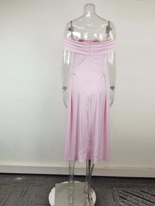 Vista posteriore di un abito rosa con spalle scoperte, zip posteriore e gonna a pieghe a A