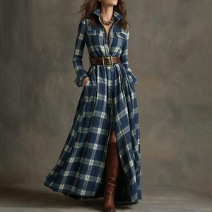 Détail du tissu à carreaux bleus et de la ceinture en cuir sur la robe longue