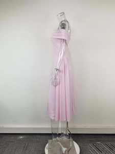 Dettaglio dell'elegante scollo a spalle scoperte e della silhouette a trapezio dell'abito rosa